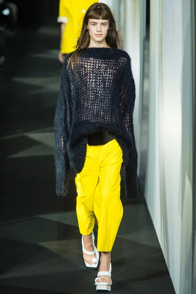 Look 16
